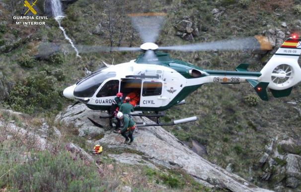 La Guardia Civil guía a un grupo de senderistas tras evacuar en helicóptero a su monitor accidentado en Jerte