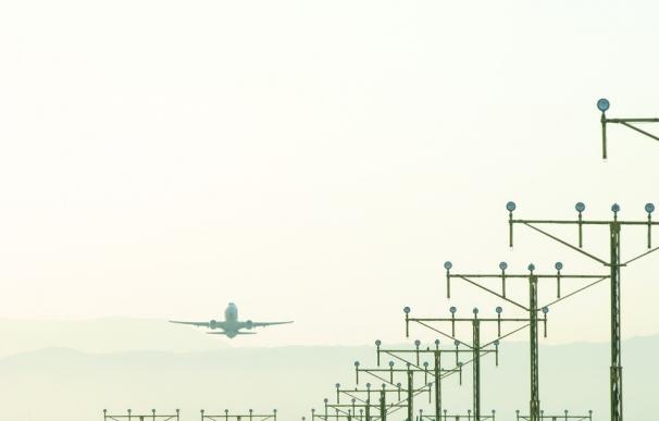 Pilotos advierten de deslumbramientos por láser en maniobras de aproximación al aeropuerto de Málaga