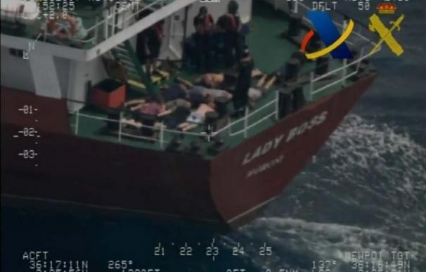 Detenidas 13 personas con 600 fardos de hachís en un buque mercante frente a las costas de Almería