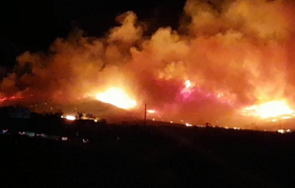 Un incendio obliga a evacuar una urbanización a las afueras de Guadalajara