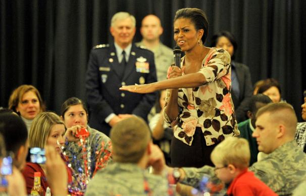 Michelle Obama visita la base de Ramstein en Alemania en el Día de los Veteranos