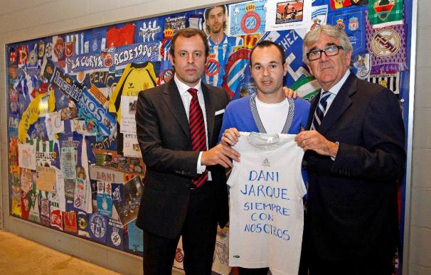 Iniesta da al Espanyol la camiseta del Mundial con la que homenajeó a Jarque