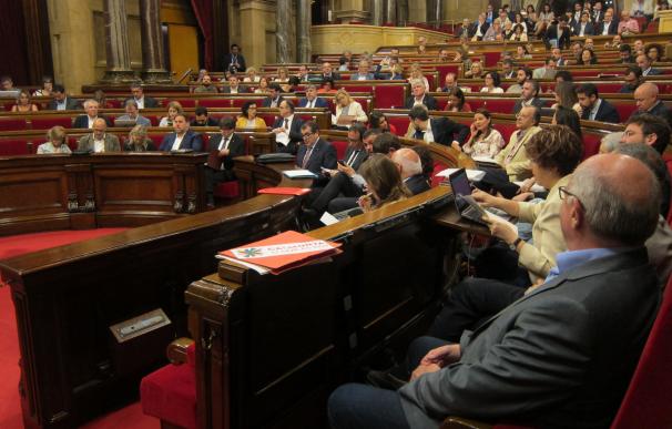 El Parlament propone que los catalanes decidan su relación con la UE tras el referéndum
