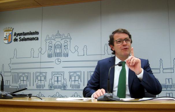 Fernández Mañueco afirma que es "rotundamente falso" el compromiso con la empresaria Carmen Pazos