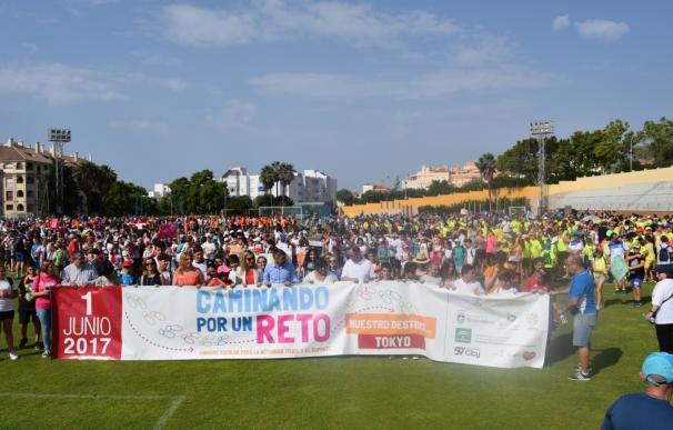 Más de 2.000 personas participan en una caminata en Benalmádena para promocionar la actividad física