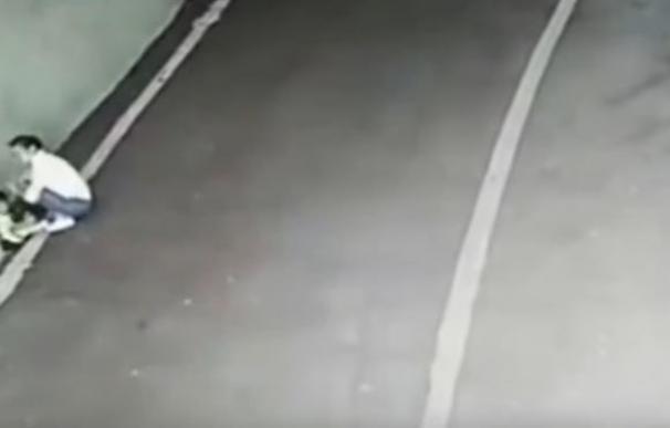 Graban a una mujer abandonando a su bebé en un garaje de china