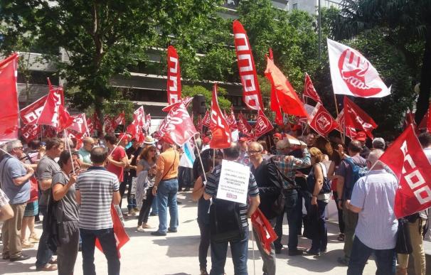 Un millar de funcionarios se movilizan frente a la Función Pública en Madrid para recuperar sus derechos