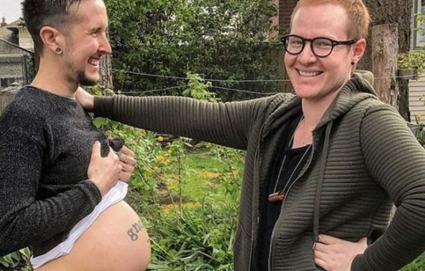 Un transgénero tendrá su primer hijo biológico de su marido gay