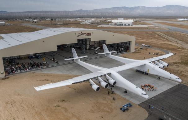 El mayor avión jamás construido sale del hangar en EEUU