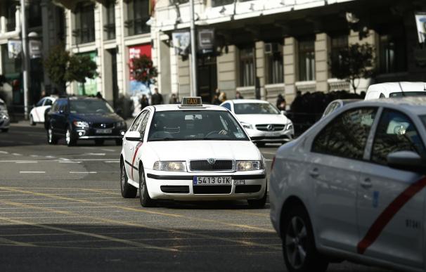 Taxistas convocan este jueves una concentración para exigir a Fomento una regulación "más rigurosa" de las licencias VTC