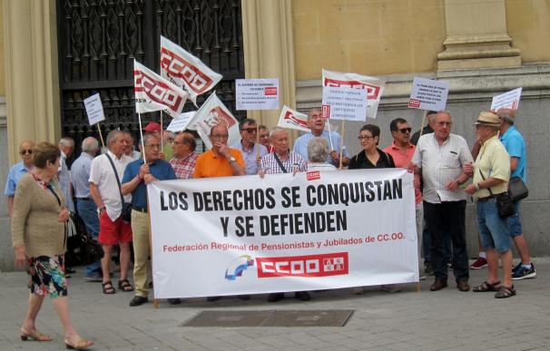 Una veintena de afiliados de la FPJ-CCOO se concentra en Valladolid por la recuperación de las pensiones