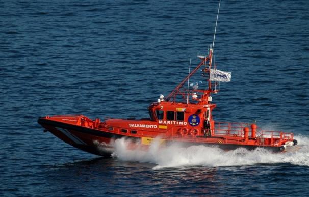 Rescatados cinco subsaharianos a bordo de una embarcación de juguete a 6,5 millas al suroeste de Tarifa
