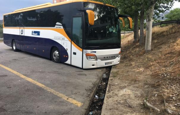 Desinflan las ruedas a una decena de autobuses en la estación de Ourense