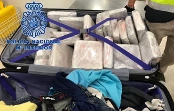 Intervenidos en Barajas 22 kilos que cocaína ocultos en una maleta