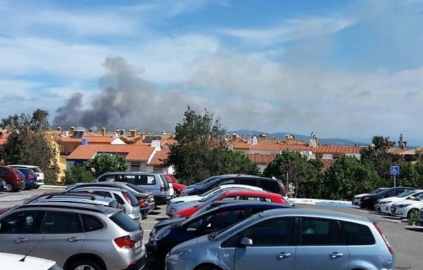 Desalojados dos colegios en Algeciras tras un incendio, todavía activo, originado en un cortijo