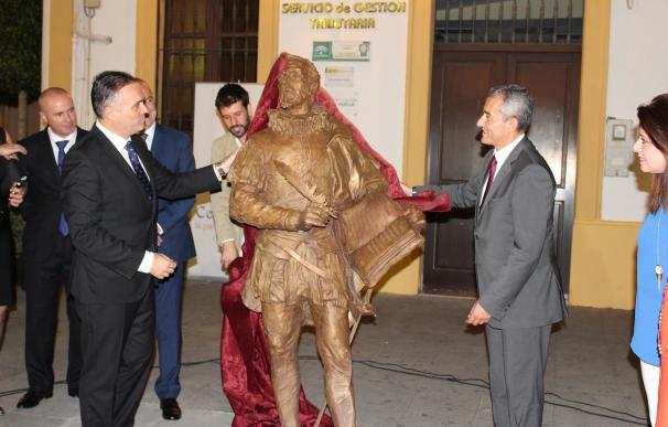 Inauguran en La Palma del Condado una escultura que conmemora la estancia de Miguel de Cervantes en la localidad