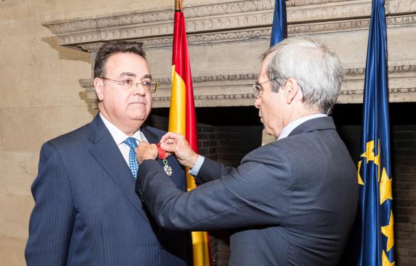 Llardén (Enagás) recibe la insignia de Caballero de la Orden Nacional de la Legión de Honor de Francia