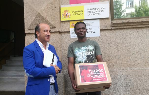 Un maliense entrega en la Subdelegación del Gobierno en Cáceres más de 139.000 firmas para anular su orden de expulsión