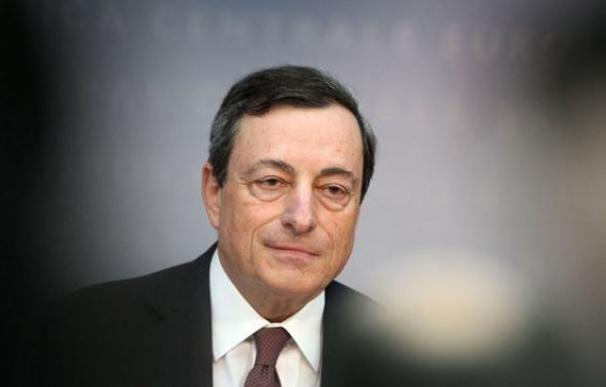 Draghi insta a los bancos a reforzar sus recursos tras caer cuatro en junio