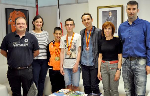 El Gobierno felicita a los medallistas cántabros en los Campeonatos de España de Badminton