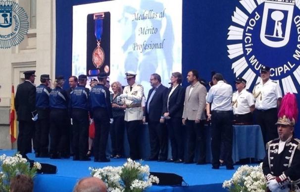 Carmena se siente "orgullosa" de la Policía Municipal y transmite su "admiración" y "calor" a los condecorados