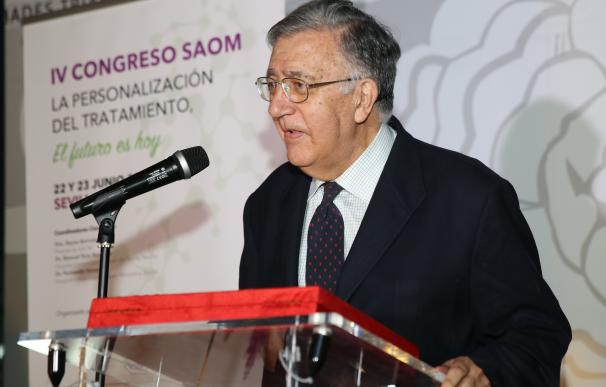 Oncólogos médicos andaluces reconocen a la presidenta de Andex y al impulsor de la especialidad de oncología médica