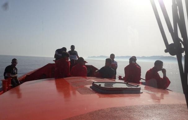 Trasladan al puerto de la capital a 14 personas rescatadas de una patera a 45 millas del Cabo de Gata