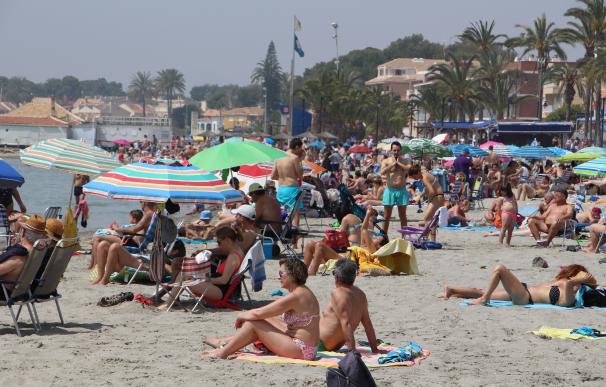 La Costa Cálida recibe este lunes sus 37 banderas 'Q de Calidad Turística', 20 al Mar Menor