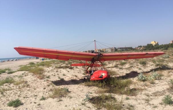 Un ultraligero aterriza de emergencia con dos personas a bordo en una playa de Sagunt