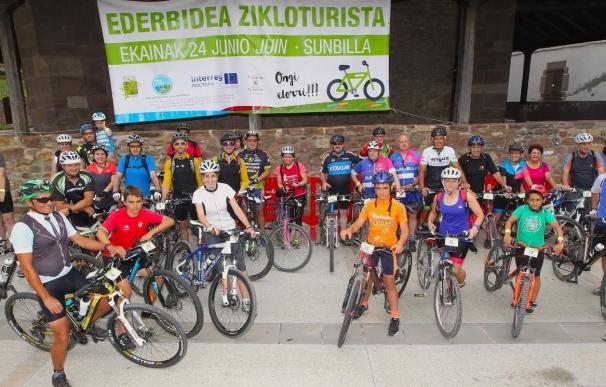 Ederbidea reúne a aficionados a la bici en la Vía Verde del Bidasoa en una marcha por la movilidad sostenible