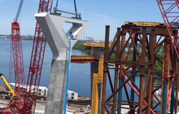 La empresa Tecade iza los primeros cabeceros del puente que construye en Montreal
