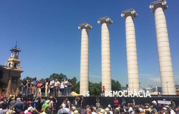 Miles de personas se concentran en Barcelona en apoyo al referéndum de independencia