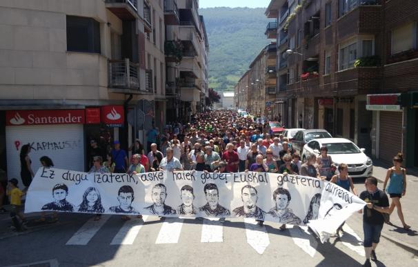 Miles de personas protestan en Alsasua contra la "dispersión" de los tres detenidos de Alsasua