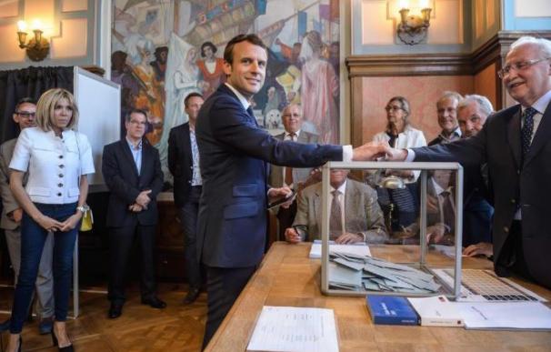 Macron votando en las legislativas francesas