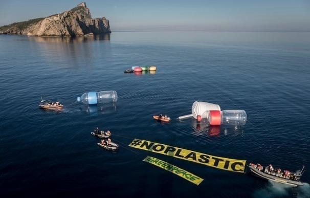 Greenpeace coloca diez objetos gigantes en el Mediterráneo para "hacer visible" la contaminación por plásticos del mar