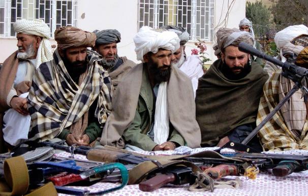 Insurgentes afganos entregan armas al Gobierno de Karzai