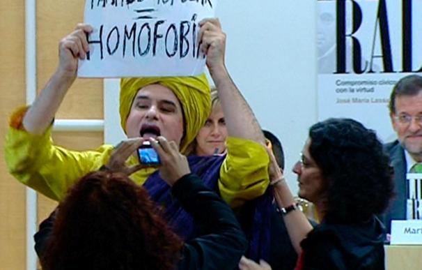 Un travesti irrumpe en un acto de Rajoy gritando "Basta de homofobia en el PP"