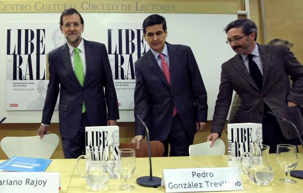 Un travestido irrumpe en un acto de Rajoy al grito de "basta ya de homofobia en el PP"