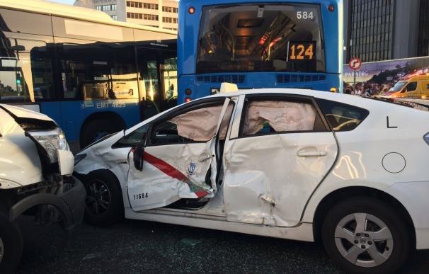 Un accidente múltiple con 13 turismos y dos autobuses de la EMT en Plaza Castilla deja 14 heridos
