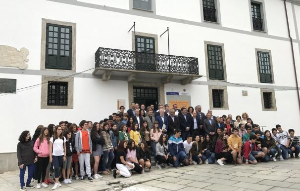 Los presidentes de los parlamentos de Asturias y Galicia se reúnen con un centenar de escolares de ambas orilas del Eo