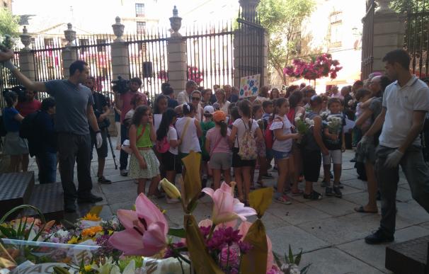 Escolares de Toledo acuden a su cita anual con la Custodia en la ofrenda floral del Corpus salvando el calor