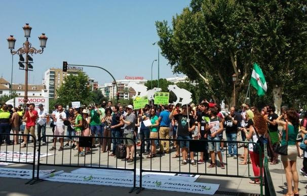 Unas 300 personas protestan para pedir la adaptación a contratado doctor de ayudantes e interinos universitarios