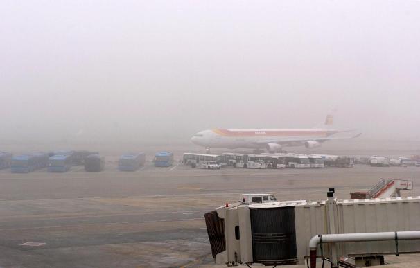 Desviados al menos cinco aviones a otros aeropuertos por mal tiempo en Barajas
