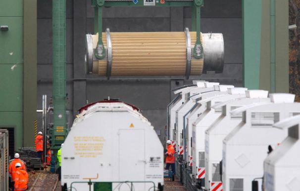 El convoy nuclear llega a la estación terminal de Dannenberg, en Alemania
