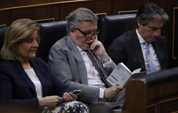Bostezando, leyendo un libro... así es la moción de censura de Podemos en fotos