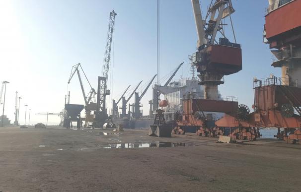 La cuarta jornada de huelga de la estiba afecta a tres barcos en el Puerto de Santander