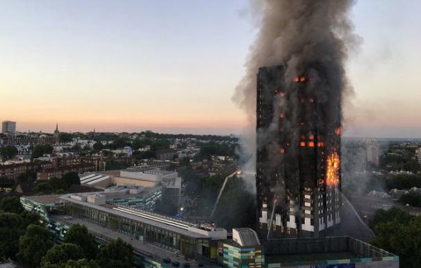 Al menos doce muertos y 50 heridos en el incendio de un edificio en Londres