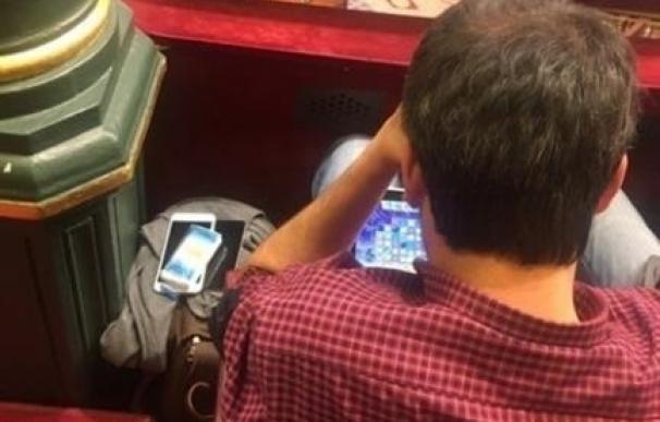 Ferreiro cree una "anécdota" su fotografía jugando con su tablet en el Congreso, aunque reconoce que no fue "afortunado"