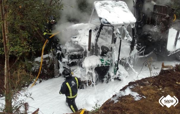Extinguido un incendio declarado en un autocargador forestal en Castropol