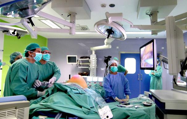 Quirónsalud Sagrado Corazón retransmite una cirugía de la hernia para más de cien cirujanos de todo el mundo